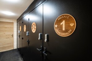 A row of black lockers with wooden plaques indicating locker numbers and the name 'BRANCE CHEVALIER'. - Suite Cucumelle - Beau Duplex pour 6 avec balcon (Saint-Chaffrey)