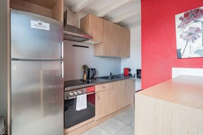 Coffee/tea maker, fridge, microwave, oven