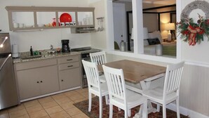 Quarto casal, vista para a montanha | Opções para refeição no quarto