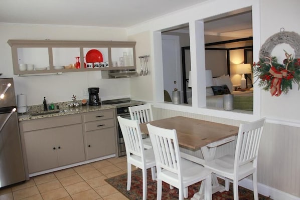 Double Room, Mountain View | In-room dining - Scenic Vista Inn (North Conway)