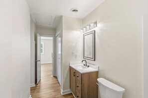 Haartrockner, Handtücher, Seife, Toilettenpapier