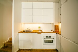 Wasserkocher mit Kaffee-/Teezubehör, Kühlschrank, Mikrowelle, Ofen