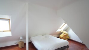 Room - -BLOOM- TOWNHOUSE WITH GARAGE, SHARED COURTYARD (Concarneau)