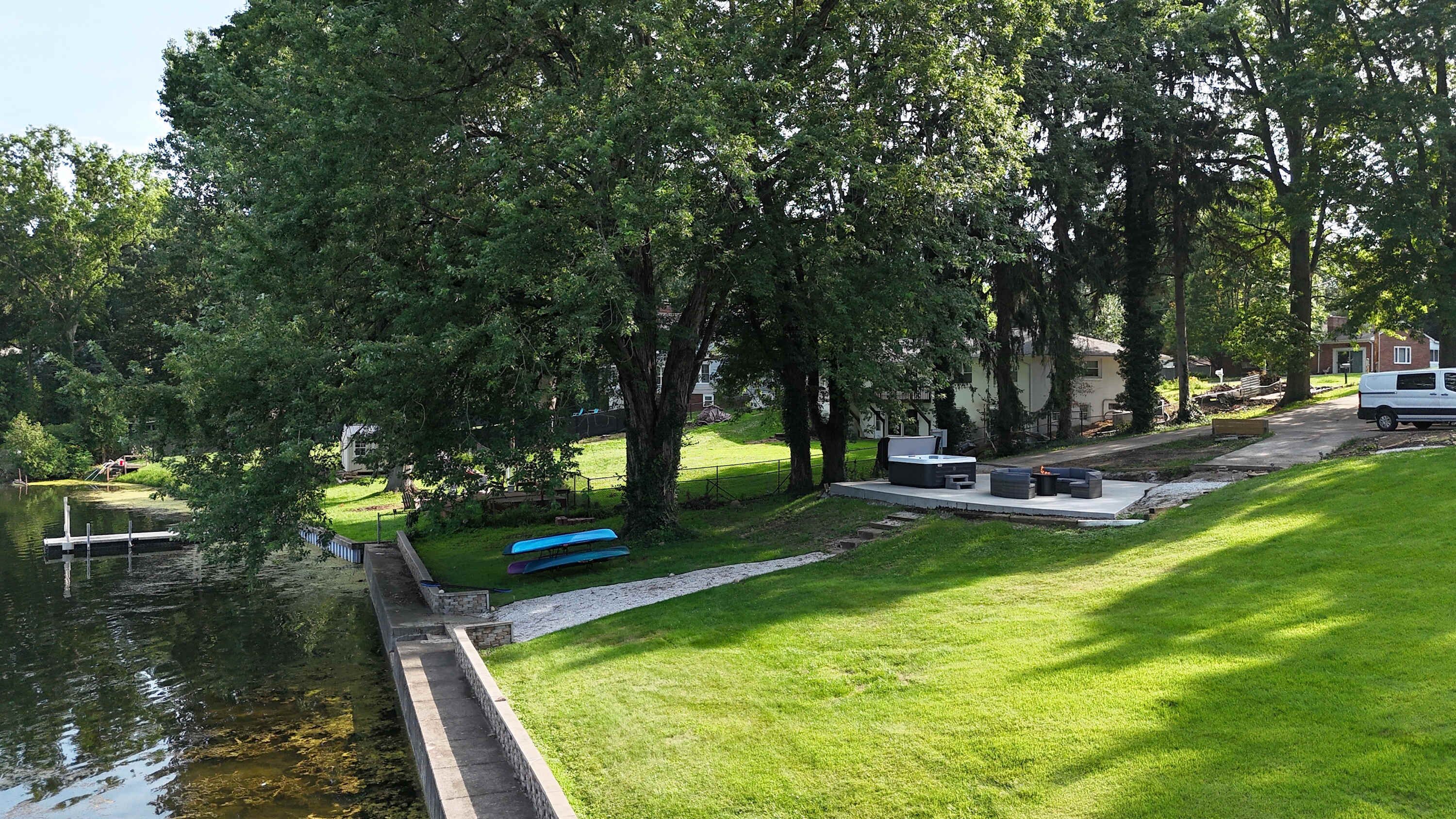 Una propiedad frente al lago con muelle, zonas verdes y jacuzzi.