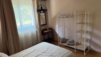 Tabla de planchar con plancha, wifi gratis y ropa de cama