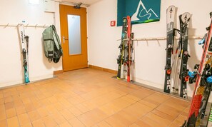 Locale per il deposito sci con sci e uno zaino.