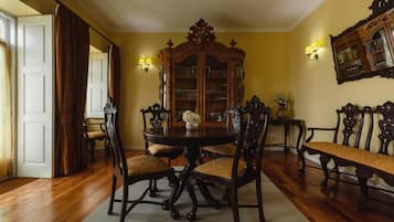 Phòng Suite Deluxe, ban công, quang cảnh vườn | Khu ăn uống
