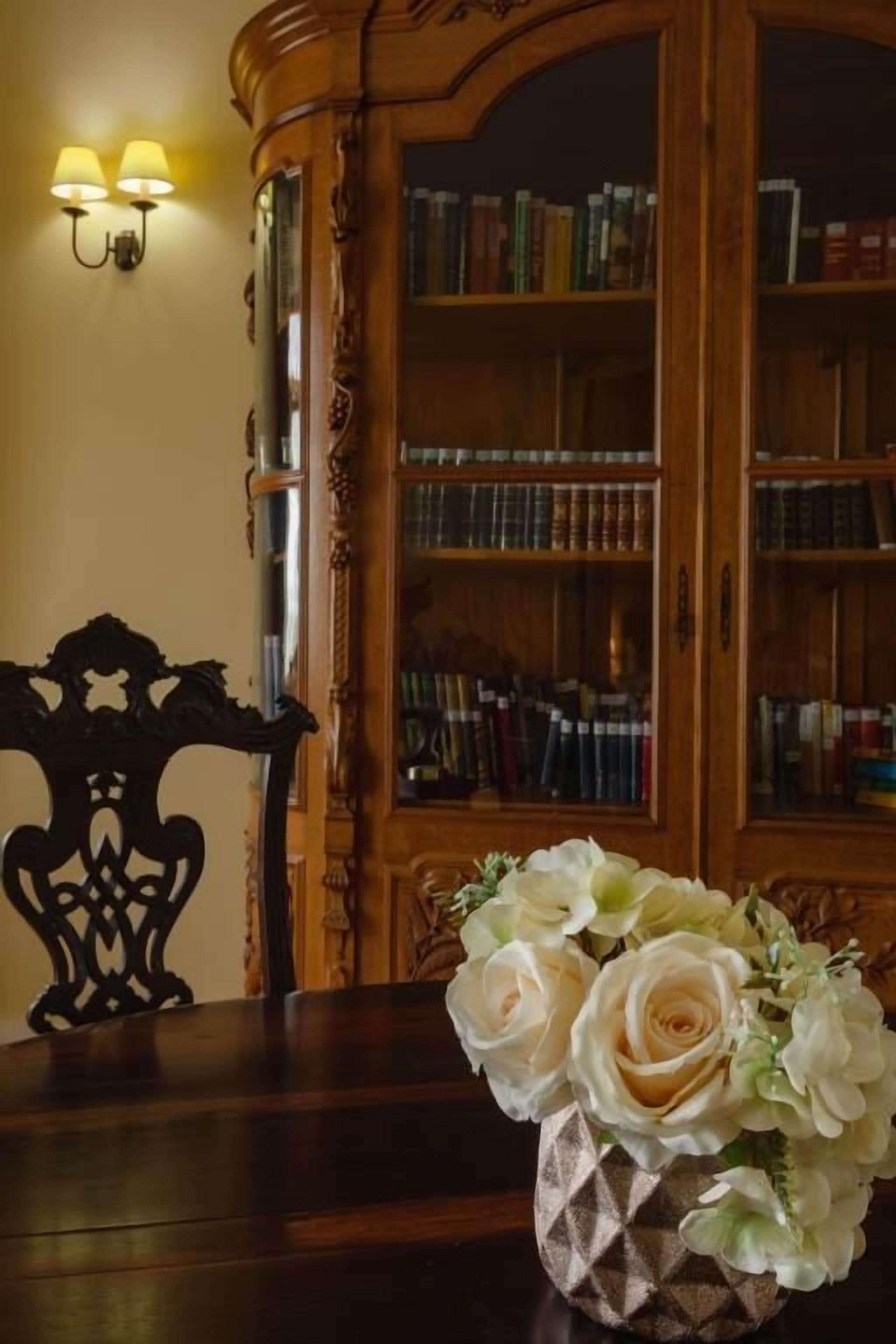 Deluxe Suite, Balcony, Garden View | Interior