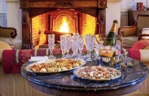 Dining - Séjournez dans une demeure familiale d'exception transmise depuis près de 400 ans. Entre élégance, patrimoine et art de vivre, le Château de la Villedubois vous accueille au cœur d'un parc historique de 12 hectares. (Mordelles)
