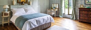 5 bedrooms, free WiFi - Séjournez dans une demeure familiale d'exception transmise depuis près de 400 ans. Entre élégance, patrimoine et art de vivre, le Château de la Villedubois vous accueille au cœur d'un parc historique de 12 hectares. (Mordelles)