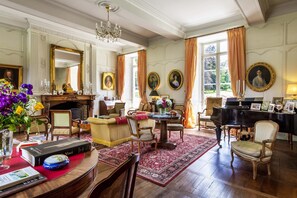 Lobby - Séjournez dans une demeure familiale d'exception transmise depuis près de 400 ans. Entre élégance, patrimoine et art de vivre, le Château de la Villedubois vous accueille au cœur d'un parc historique de 12 hectares. (Mordelles)