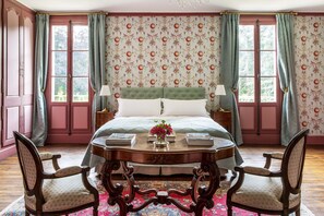 5 bedrooms, free WiFi - Séjournez dans une demeure familiale d'exception transmise depuis près de 400 ans. Entre élégance, patrimoine et art de vivre, le Château de la Villedubois vous accueille au cœur d'un parc historique de 12 hectares. (Mordelles)