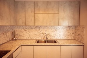 Coffee/tea maker, fridge, oven, stovetop - Perla Apartment 02 in Plazhi San Pietro (Plazhi San Pietro)