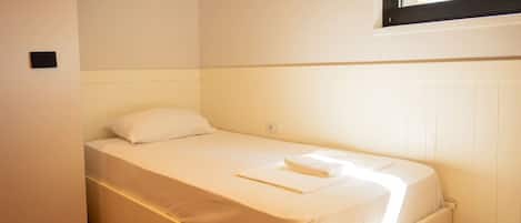 1 間睡房、書桌、熨斗/熨衫板、可攜式嬰兒床