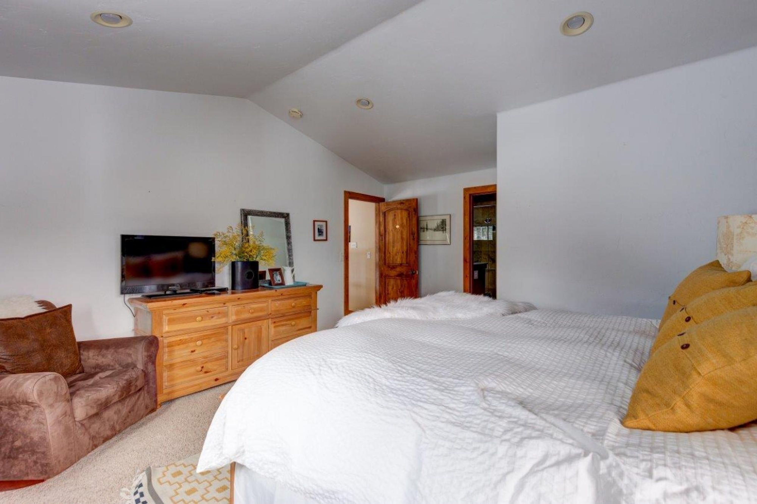 5 habitaciones, tabla de planchar con plancha y ropa de cama 