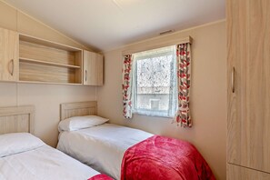 2 bedrooms, desk, WiFi, bed sheets - Host & Stay | Sunset Haven (Weymouth)