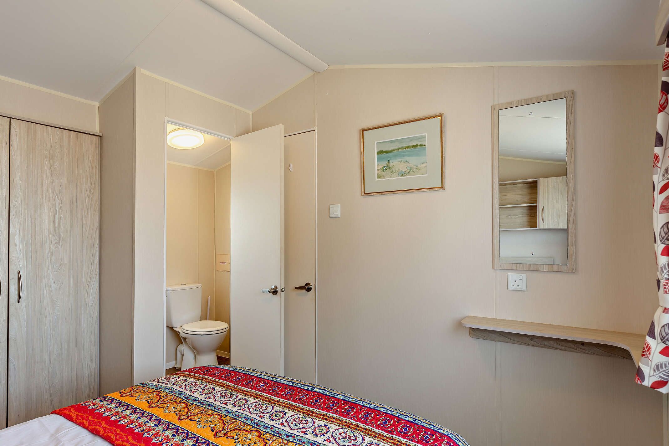 2 bedrooms, desk, WiFi, bed sheets