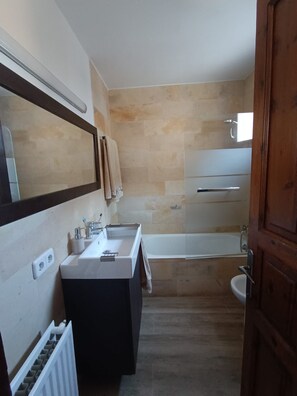 Ducha, secador de pelo, toallas