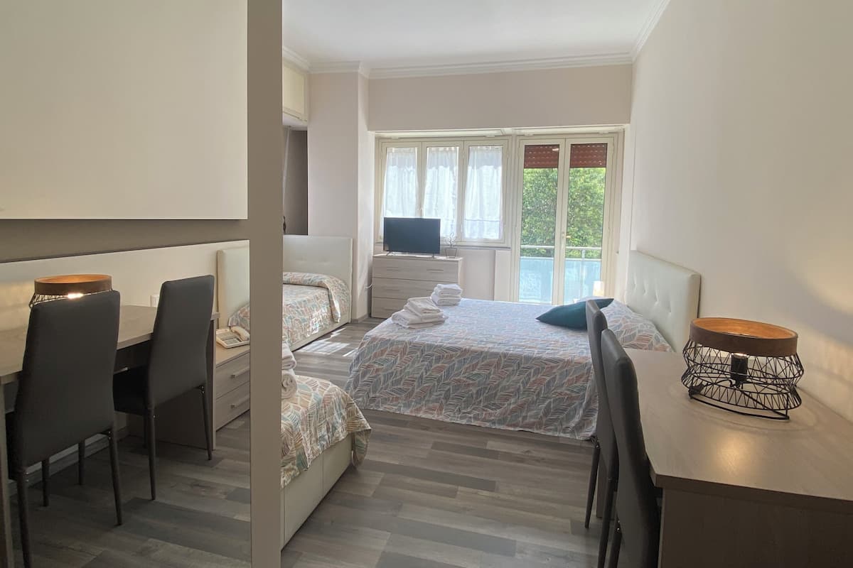 Neljän hengen classic-huone, parveke, kaupunkinäköala (Room 4) | Työpöytä, ilmainen Wi-Fi