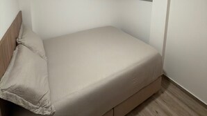 2 quartos, ferros/tábuas de passar roupa, Wi-Fi, roupa de cama