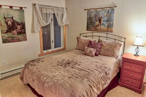 A bedroom with a bed, a nightstand, a window with curtains, and two wall-mounted paintings. - Der Steiermark 113 in Breckenridge (Breckenridge)