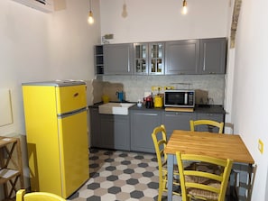 Espresso maker, coffee/tea maker, fridge, microwave - Trigu & Mangoni (Cagliari)