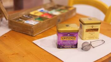 Ett träbord med en plåtdosa med Twinings Darjeeling-te, ett tesil och en ask med Twinings Earl Grey-te.