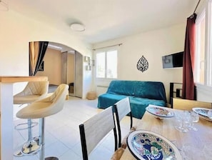 Living area - Spacious, bright studio apartment, 33 m², Juan-les-Pins (Antibes)