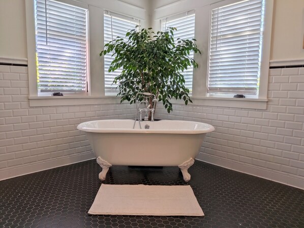 Bathroom - Stone House Guest Suite- with private courtyard (Young Harris)