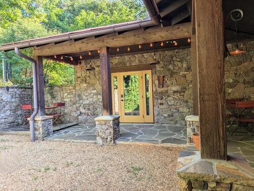 Crane Creek Vineyards- Suite w/ Private Courtyard