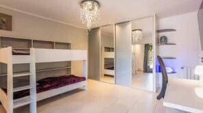 3 bedrooms, iron/ironing board, WiFi, bed sheets - Quiet, friendly BOTTOM FLOOR OF A VILLA with Pool, Air Conditioning, and Riva Event (Antibes)