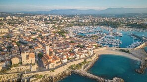 Marina - Quiet, friendly BOTTOM FLOOR OF A VILLA with Pool, Air Conditioning, and Riva Event (Antibes)