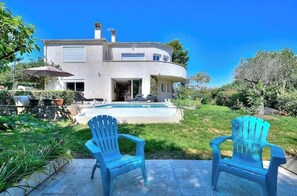 Property grounds - Quiet, friendly BOTTOM FLOOR OF A VILLA with Pool, Air Conditioning, and Riva Event (Antibes)