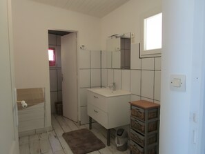Bathroom - Charming House near Beauval Zoo in a Peaceful Setting (Céré-la-Ronde)