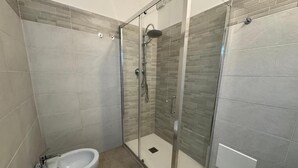 Comfort-Vierbettzimmer, Balkon (Thibault) | Badezimmer | Dusche, Haartrockner, Handtücher, Toilettenpapier