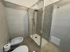 Habitación cuádruple Confort, balcón (Thibault) | Baño | Regadera, secadora de cabello, toallas, papel de baño