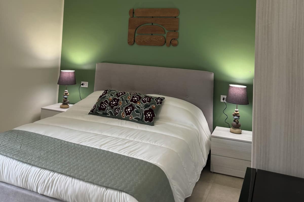 Habitación triple Confort, balcón (Henri) | Escritorio y wifi gratis
