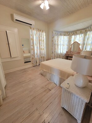 Room - Clariston - Traditional Barbadian home 1 minute walk from beach! (Oistins)
