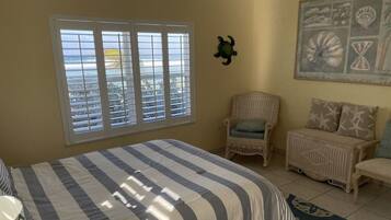 5 habitaciones, escritorio y tabla de planchar con plancha