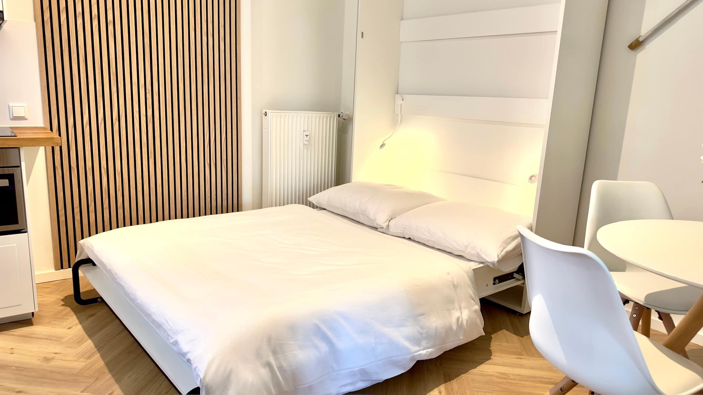 1 bedroom, desk, travel crib, WiFi