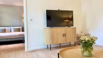 Schreibtisch, Reisekinderbett, WLAN