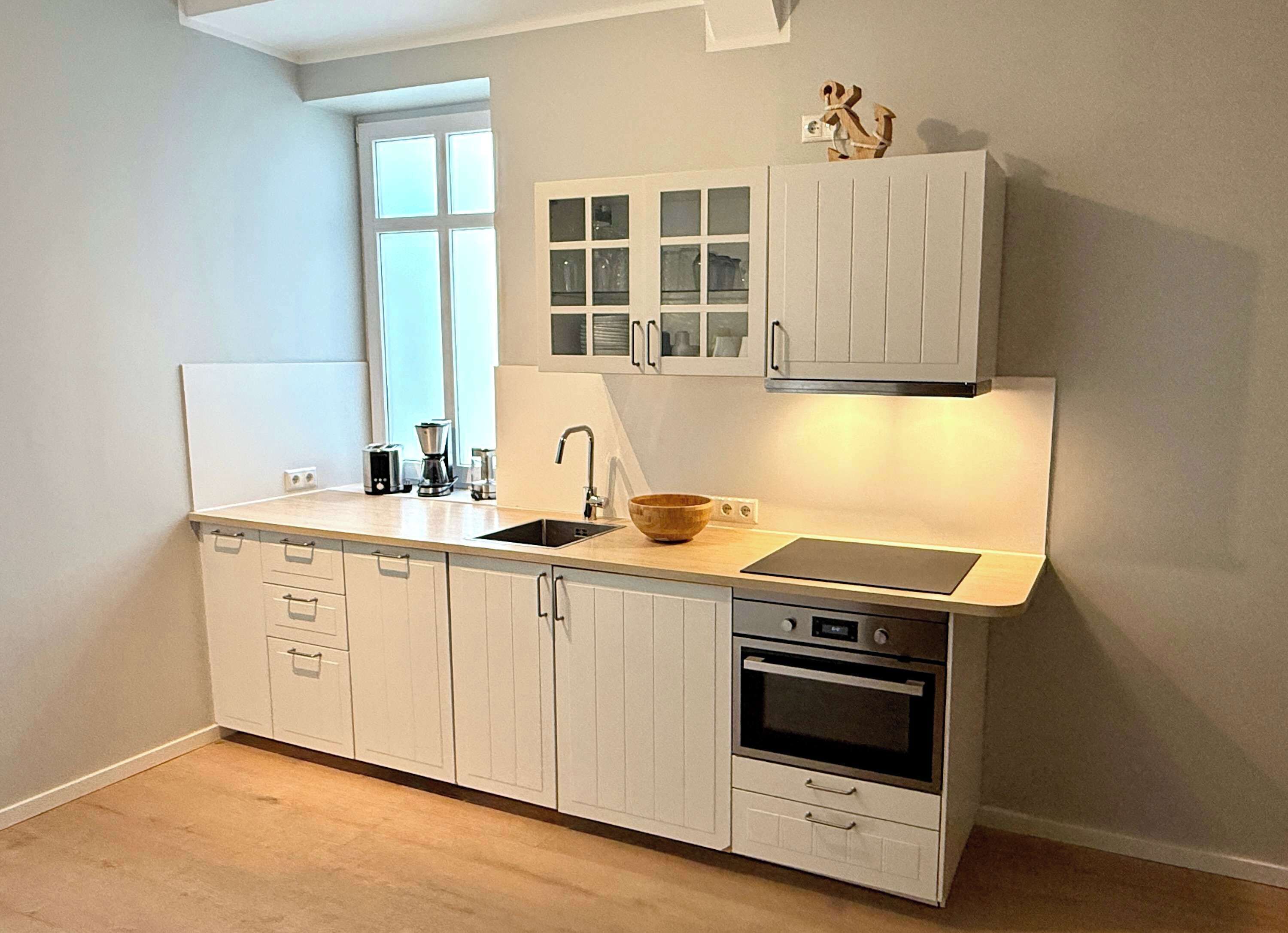 Wasserkocher mit Kaffee-/Teezubehör, Kühlschrank, Mikrowelle, Ofen