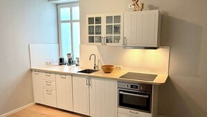 Coffee/tea maker, fridge, microwave, oven