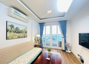 Appartement Classique, balcon, vue ville | Coin séjour