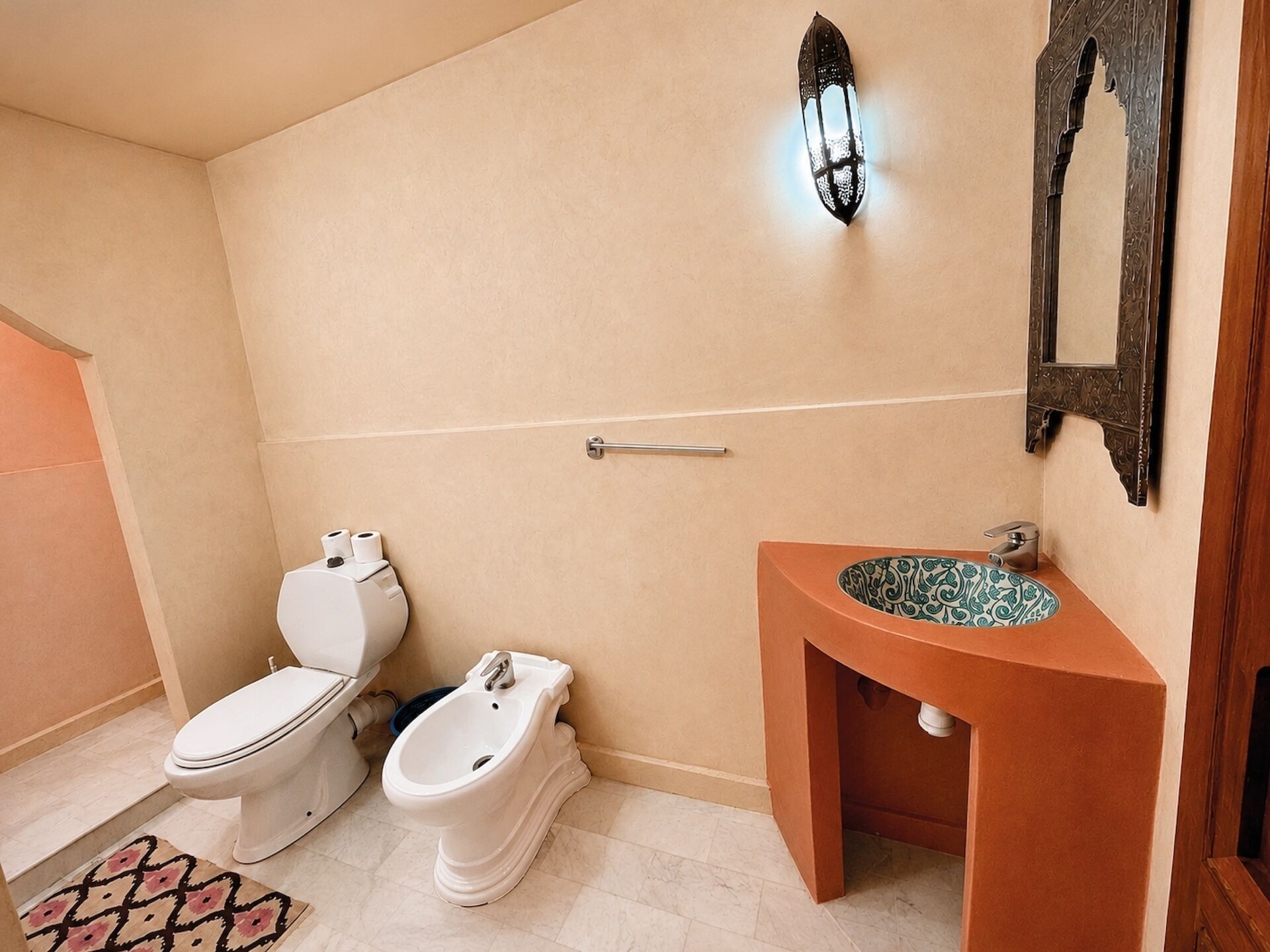 Amenidades de baño gratuitas, secadora de cabello, toallas, jabón 