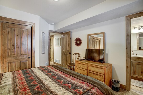 3 bedrooms, iron/ironing board, bed sheets