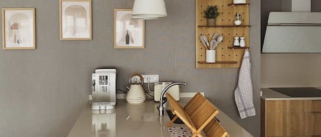 Uma cozinha moderna com cafeteira, chaleira e cadeira de madeira.