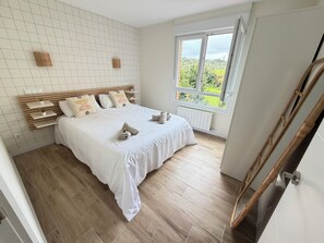 3 habitaciones, tabla de planchar con plancha, wifi y ropa de cama