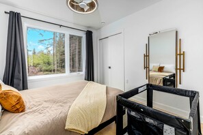 Iron/ironing board, WiFi, bed sheets - Le Hāvenā | Spa, Sauna & Pool | BBQ | EV Charger | Pool Table | In&out Fireplace (Shannon)