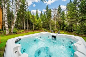 Outdoor spa tub - Le Hāvenā | Spa, Sauna & Pool | BBQ | EV Charger | Pool Table | In&out Fireplace (Shannon)